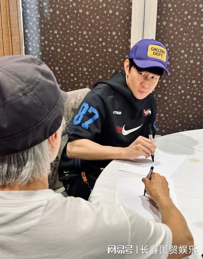  周星驰林俊杰同框 